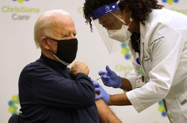 Biden se vacuna contra el coronavirus para promover inmunización