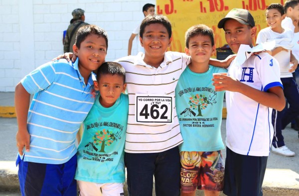 Hondureños corren por la vida en la Rivera Hernández