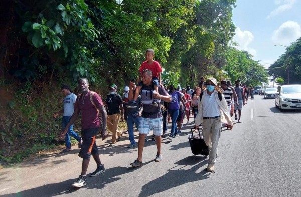 Una tercera caravana migrante parte desde el sur de México