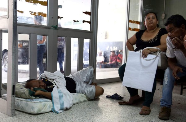 Ascensores vuelven a dejar varados a pacientes en el hospital Mario Rivas