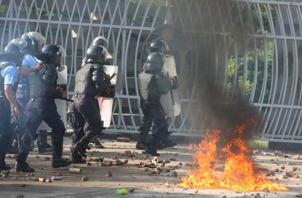 La Policía y el MEU se enfrentan en la sede de la Unah