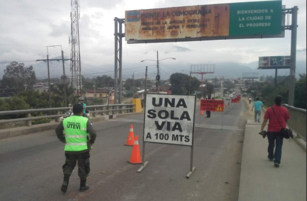 Cierre de vía en puente La Amistad provoca largos congestionamientos