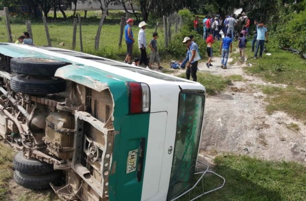 Cinco personas heridas deja volcamiento de bus en Olancho