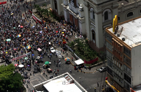 Tropas y policía recupera el control del centro