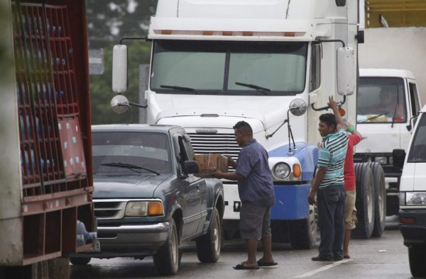 Salen a pedir dinero a carretera de La Lima
