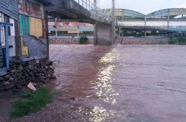 Se desborda el río Choluteca en la capital de Honduras