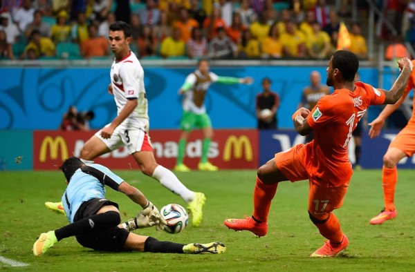 Un inmenso Keylor Navas capoteó el vendaval holandés