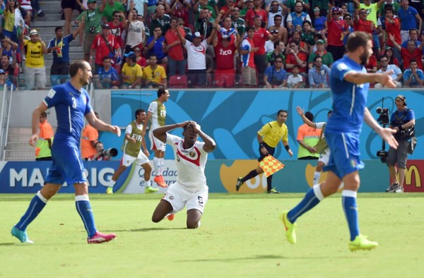 Video: El claro penal que no le pitaron a Costa Rica ante Italia