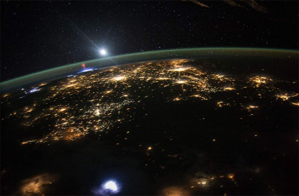 NASA capta un misterioso espectro rojo sobre México