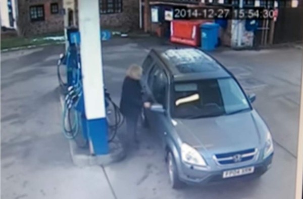 Cinco intentos realizó esta mujer para poder echarle gasolina a su auto. Foto YouTube.