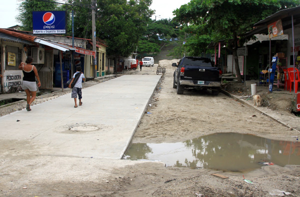 Vecinos pavimentan calles de la López Arellano