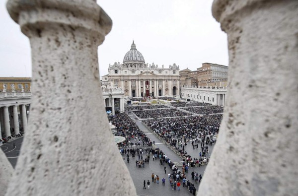 Vatican City (Vatican City State (holy See)), 21/04/2019.- Faithful during the Easter mass celebrated by Pope Francis in Saint Peter's square at the Vatican City, 21 April 2019. Easter is celebrated around the world by Christians to mark the resurrection of Jesus from the dead and the foundation of the Christian faith. (Papa) EFE/EPA/GIUSEPPE LAMI