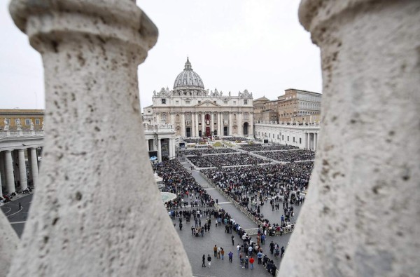 Vatican City (Vatican City State (holy See)), 21/04/2019.- Faithful during the Easter mass celebrated by Pope Francis in Saint Peter's square at the Vatican City, 21 April 2019. Easter is celebrated around the world by Christians to mark the resurrection of Jesus from the dead and the foundation of the Christian faith. (Papa) EFE/EPA/GIUSEPPE LAMI