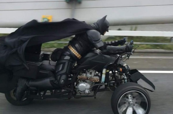Video: Misterioso motorista disfrazado de Batman causa sensación