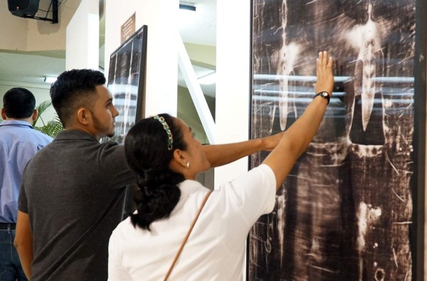Con devoción y fe, miles de hondureños visitan la réplica de la Sábana Santa