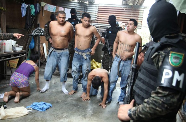 Detienen a seis supuestos pandilleros de la 18 en La Planeta