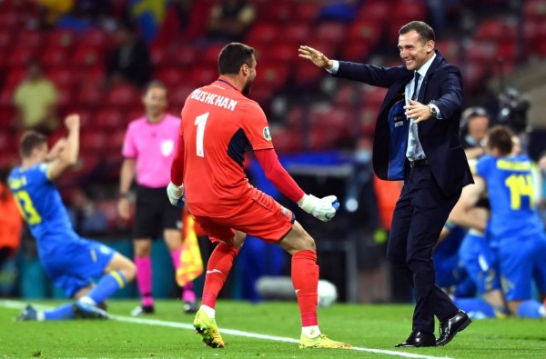Glasgow (United Kingdom), 29/06/2021.- Ukraine's head coach Andriy Shevchenko (R) and goalkeeper Heorhiy Bushchan (C) cekebrate their team's 2-1 lead during the UEFA EURO 2020 round of 16 soccer match between Sweden and Ukraine in Glasgow, Britain, 29 June 2021. (Suecia, Ucrania, Reino Unido) EFE/EPA/Stu Forster / POOL (RESTRICTIONS: For editorial news reporting purposes only. Images must appear as still images and must not emulate match action video footage. Photographs published in online publications shall have an interval of at least 20 seconds between the posting.)