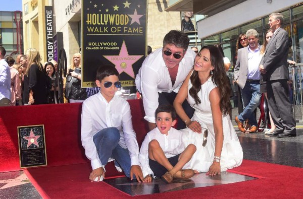 Television Producer Simon Cowell poses with his family on his Hollywood Walk of Fame Star at a ceremony in Hollywood, California, on August 22, 2018. / AFP PHOTO / Frederic J. BROWN