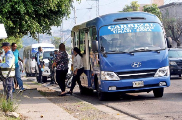 Mujer en motocicleta tirotea bus en bulevar de Tegucigalpa