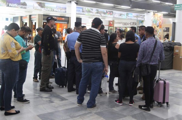Salen del país parte de los pasajeros varados