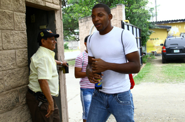 De paracaidista, soldado y policía a guardia de la realeza