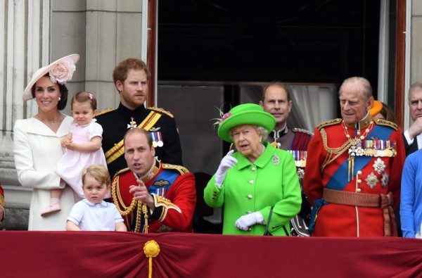 La reina Isabel II preside una parada militar y un desfile aéreo por sus 90