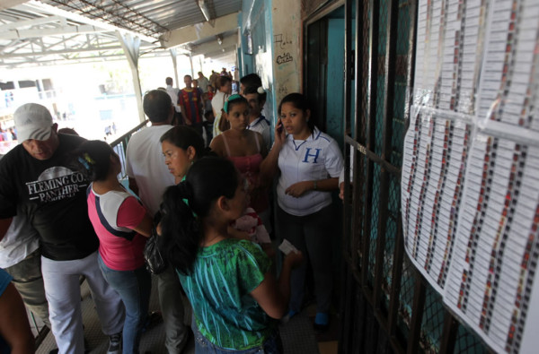 Primeros resultados de urnas de elecciones en Honduras, según cadenas de radio
