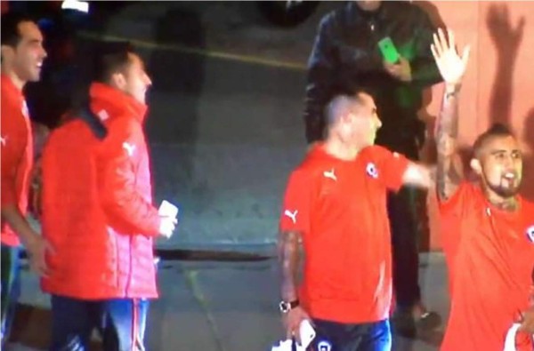 Claudio Bravo 'vengó' a Cavani y le hizo el gesto a Jara