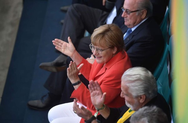 Una Merkel mucho más delgada celebra la goleada de Alemania