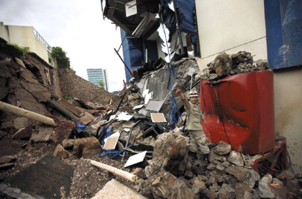 Muro cae y aplasta vehículos en Las Lomas