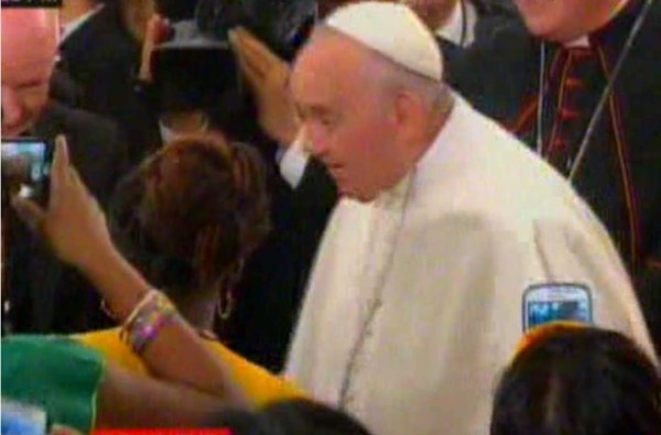 Garífunas hondureños entregan libro al Papa