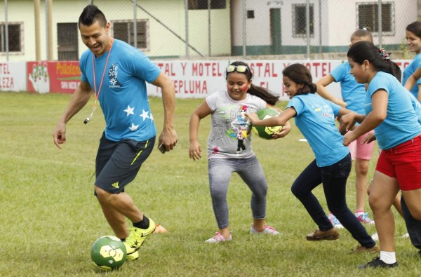 Roger Espinoza comparte con niños de Santa Bárbara