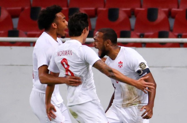 AME5686. GUADALAJARA (MÉXICO), 25/03/2021.- Derek Corneluis (d) de Canadá celebra con sus compañeros una anotación ante Honduras hoy, durante un partido de la fase de grupos del torneo de la Clasificatoria Olímpica Masculina de CONCACAF de fútbol, celebrado en el estadio Jalisco en Guadalajara (México). EFE/Francisco Guasco