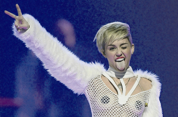 Miley podría ser conejita de Playboy