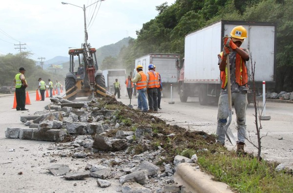 Rompen mediana para descongestionar tráfico en la salida sur de San Pedro