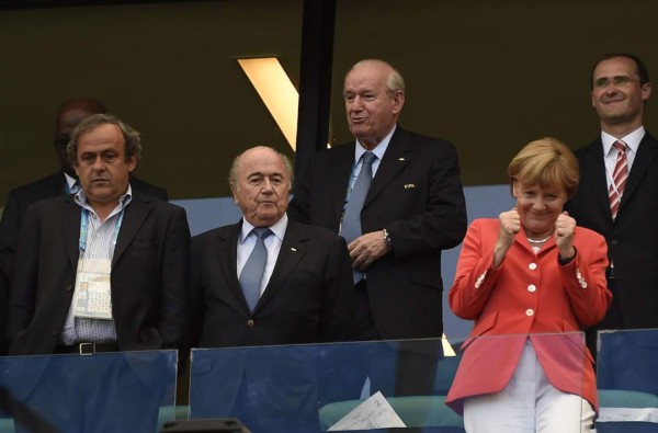 Una Merkel mucho más delgada celebra la goleada de Alemania