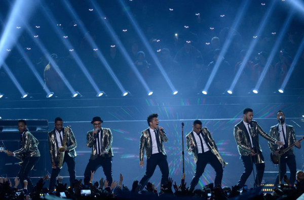 Espectáculo de Bruno Mars opacado por fuegos artificiales