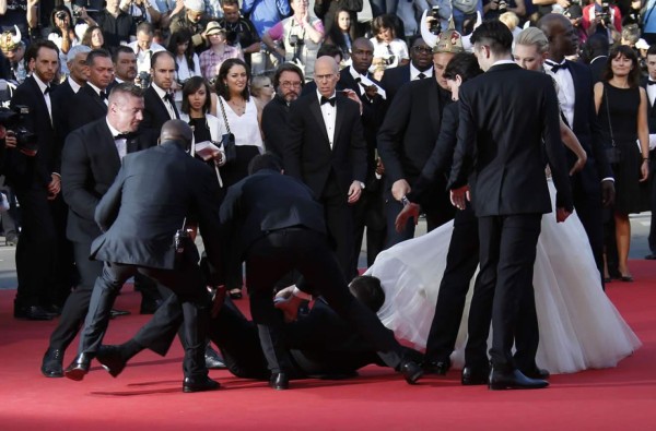 Hombre se metió abajo del vestido de América Ferrera en Cannes