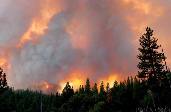 EEUU: evacúan a cientos de personas por incendios en California