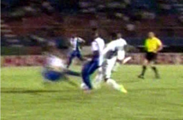 VIDEO: La brutal falta de Júnior Padilla a Michael Chirinos