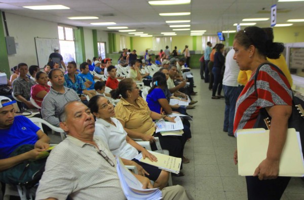 Siguen quejas de usuarios de la DEI