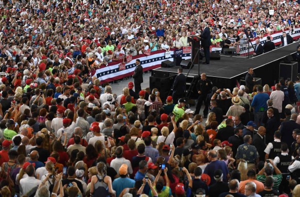 Trump es recibido por una multitud en la Florida tras debate
