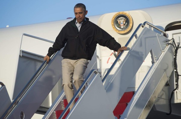 'Resbalón' de Obama al bajar del Air Force One