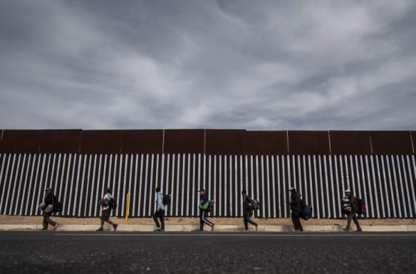 El 'sueño americano' de los migrantes se topa con rejas en Tijuana