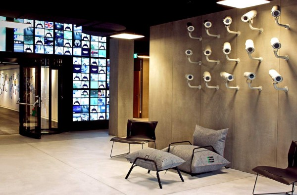 De espía en el museo de la ciudad de Berlín