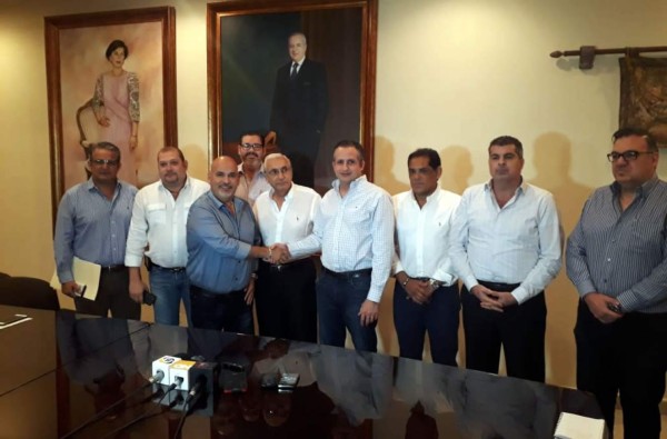 Presidentes de Real España y Marathón se estrechan la mano en señal de hermandad