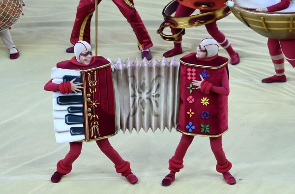 Con coreografía de la belga Daphné Cornez , el campo de juego estuvo representado por bailarines disfrazados flores, plantas e instrumentos de percusión típicos del samba y otros ritmos del país, asi como todas las regiones, desde las playas al frío sur, de la Amazonia al semiárido nordestino.