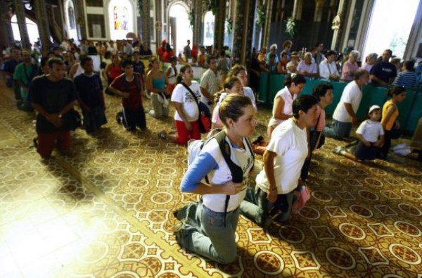 La fe religiosa mueve a millones en tradicional romería en Costa Rica