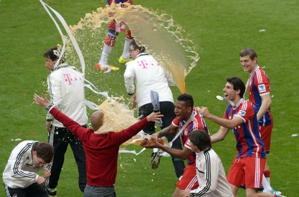 Pep Guardiola recibe la tradicional ducha de cerveza del campeón