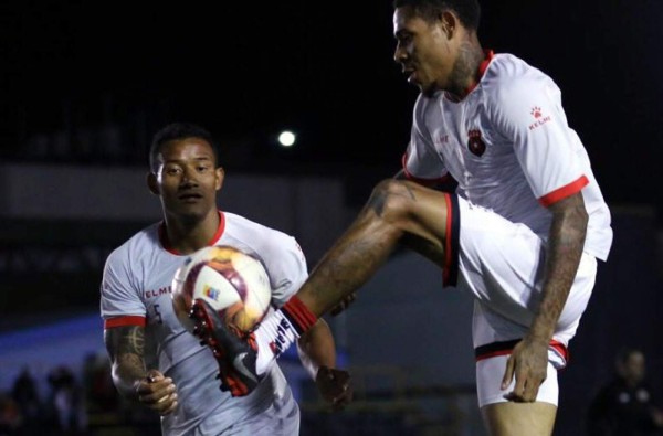 Alajuelense pierde por un autogol de Henry Figueroa y se hunde en el último lugar